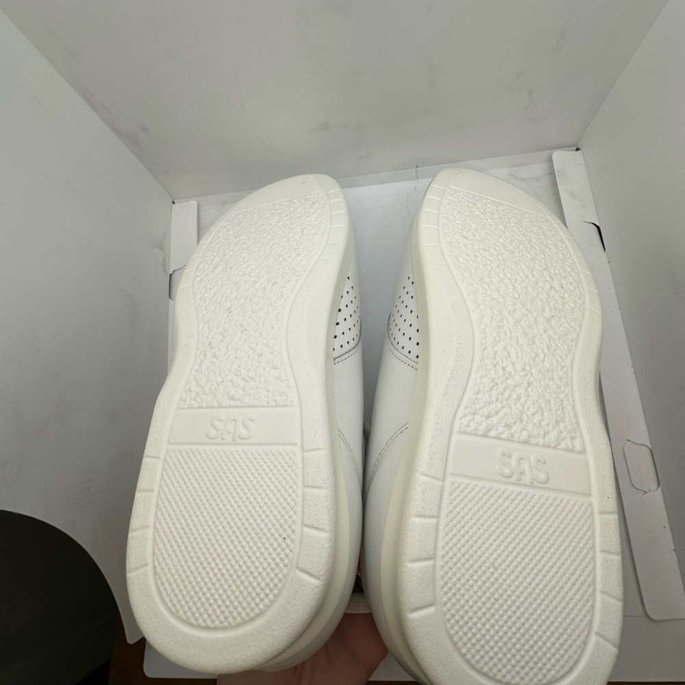 SAS White Sneakers - Picture 6 of 6
